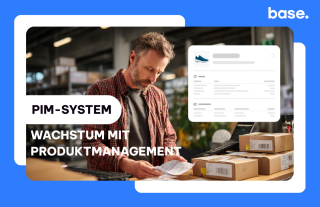 Mann prüft Pakete im Lager mit eingeblendeter Produktseite und Text ‚PIM-System – Wachstum mit Produktmanagement‘