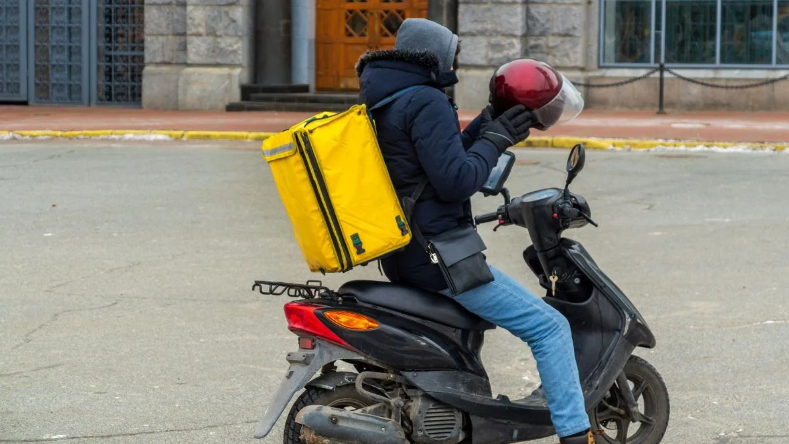 Quick commerce delivery rider on scooter with insulated bag showing how hyperlocal 10-minute delivery works in India.