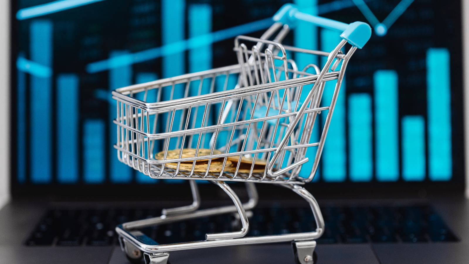 Shopping cart with coins symbolizing OMS strategies to manage stockouts, backorders, and preorders for Indian eCommerce brands.