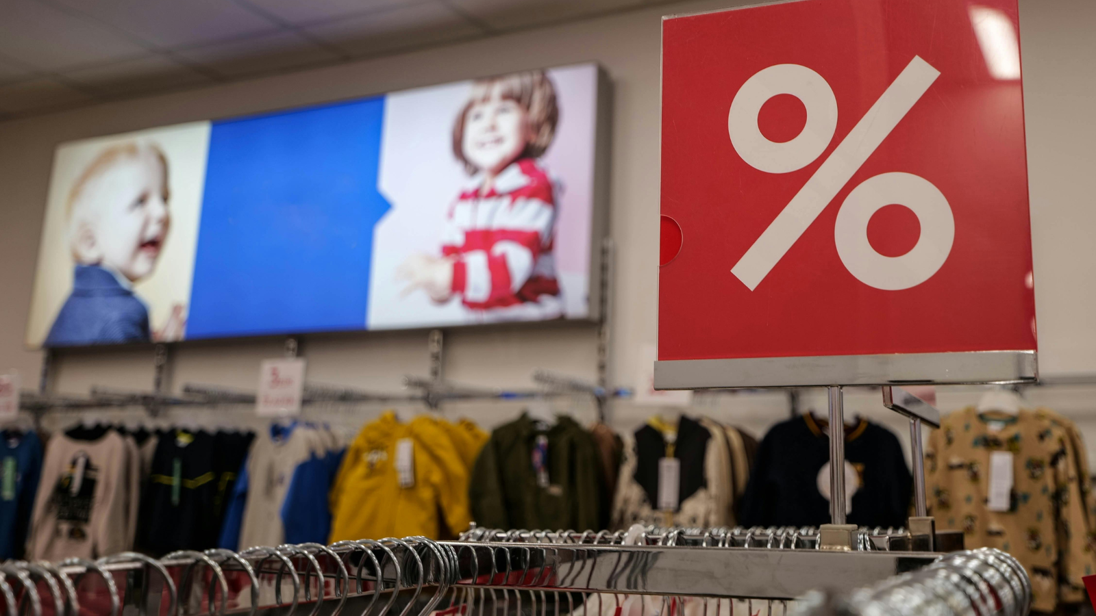 retail discount sign showing pricing strategy impact in scaling ecommerce brands 