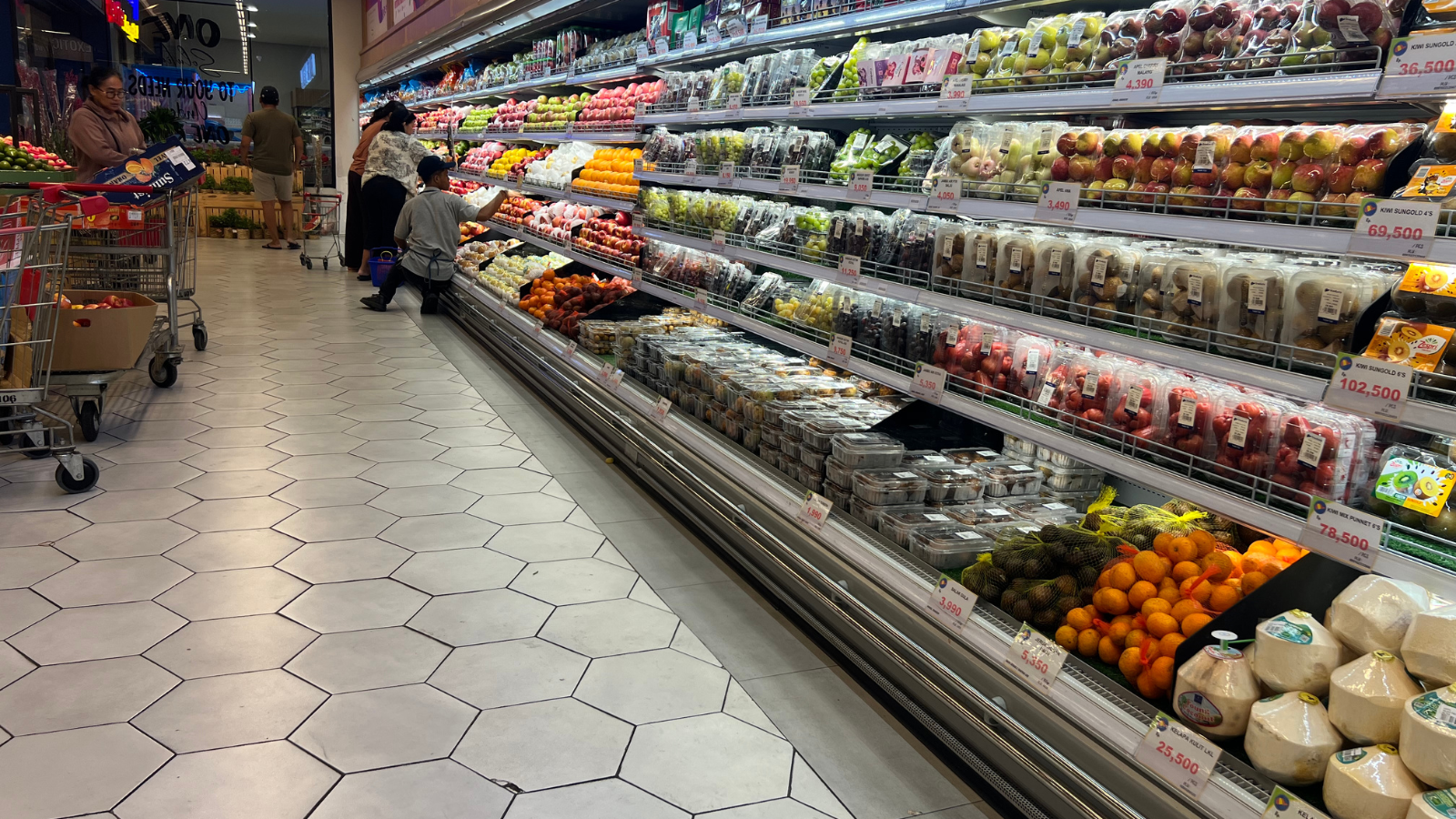 owned dark store model image showing grocery shelves and hyperlocal fulfillment setup
