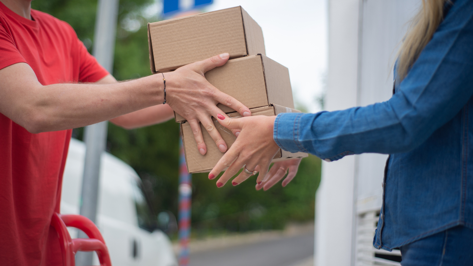 last mile delivery handoff image showing parcel exchange between delivery agent and customer
