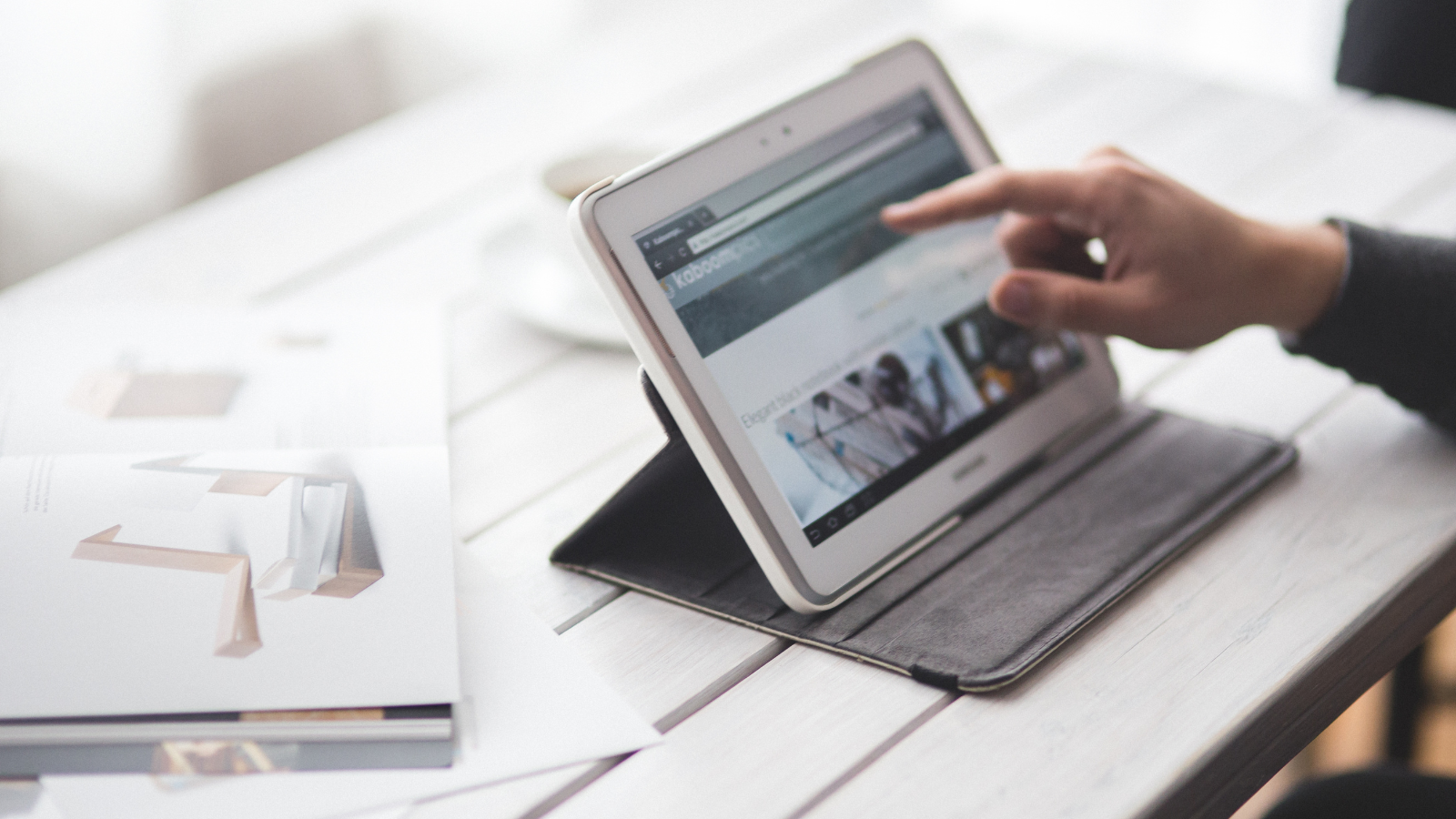 product listing and purchase decision image showing ecommerce browsing behavior