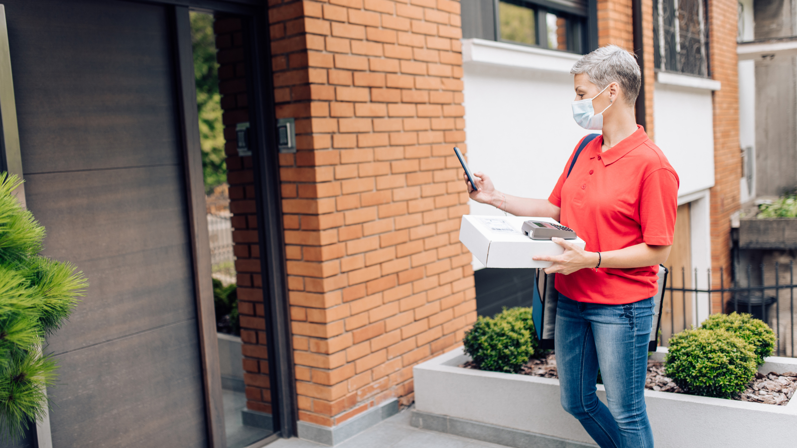 Delivery executive completing last-mile ecommerce order delivery