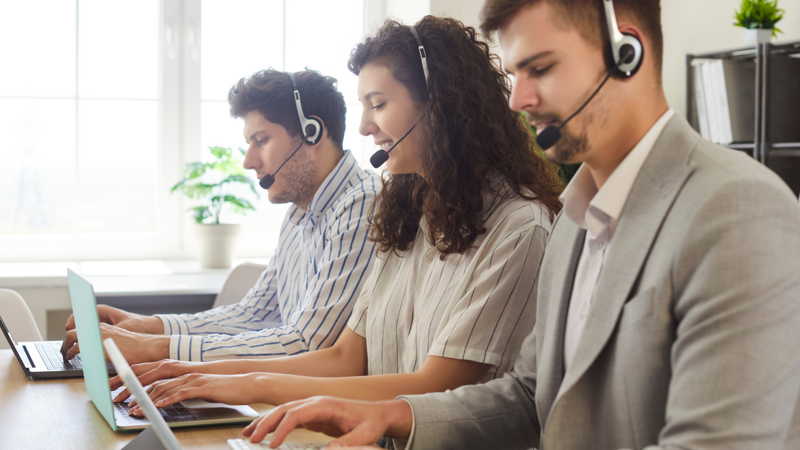 Customer support team managing ecommerce queries through a unified communication platform