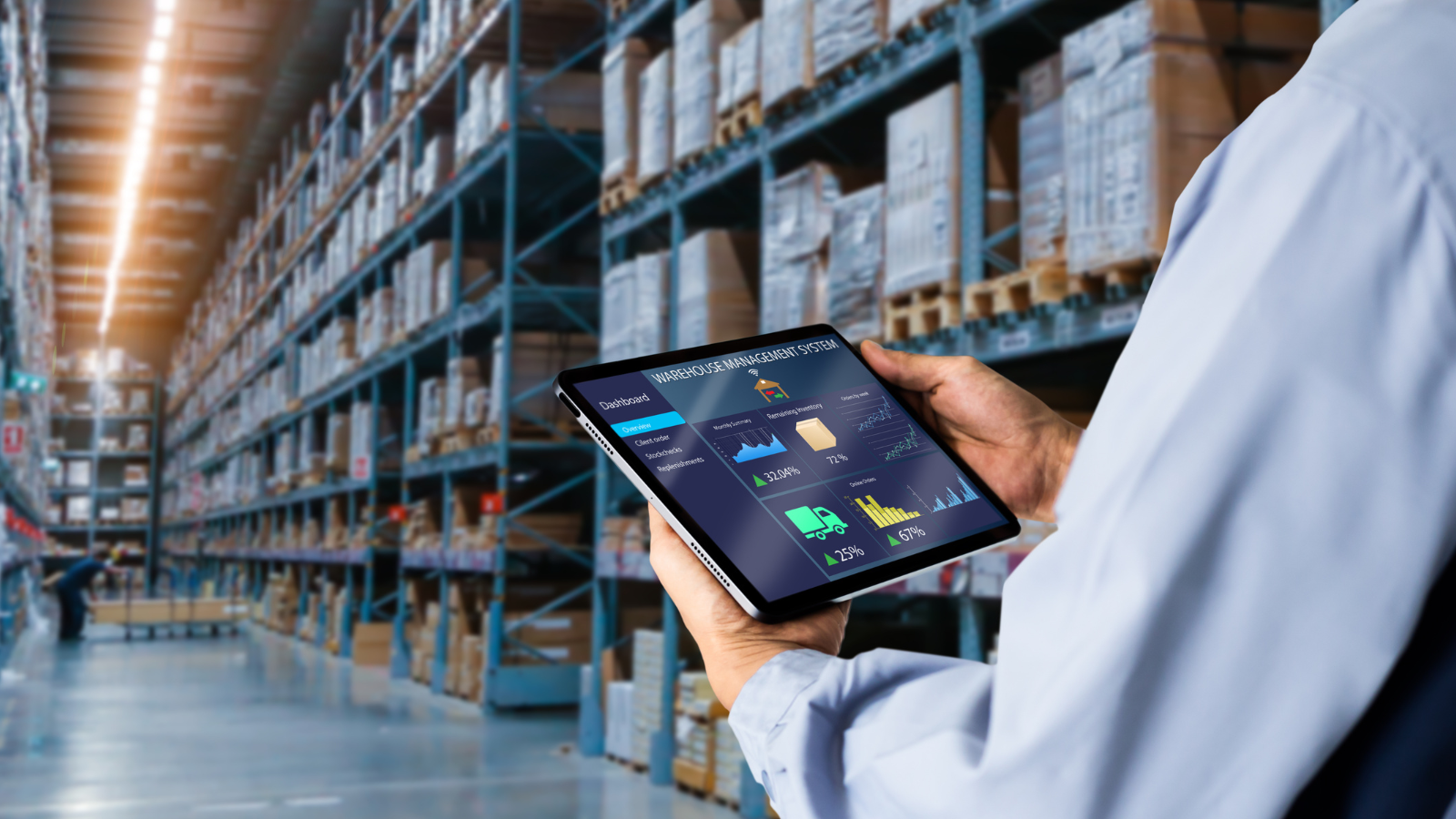 Warehouse manager monitoring inventory and fulfilment through a centralized dashboard
