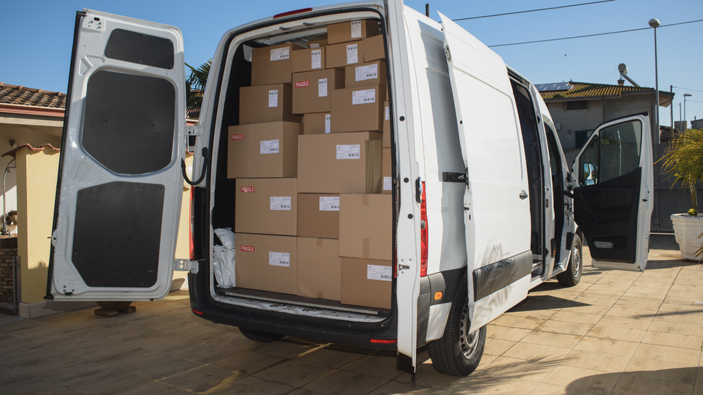 Warehouse picking optimization showing packaged orders prepared for dispatch and efficient picking methods