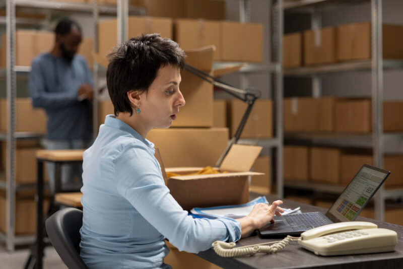 Trabajadora supervisando la logística de pedidos personalizados y la manipulación de productos.