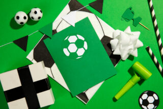 Productos del Mundial sobre una mesa verde