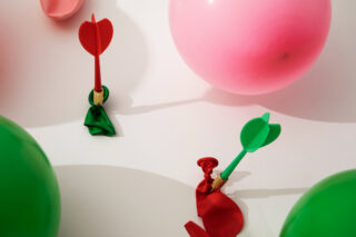 Globos golpeados por dardos para simbolizar el contracargo