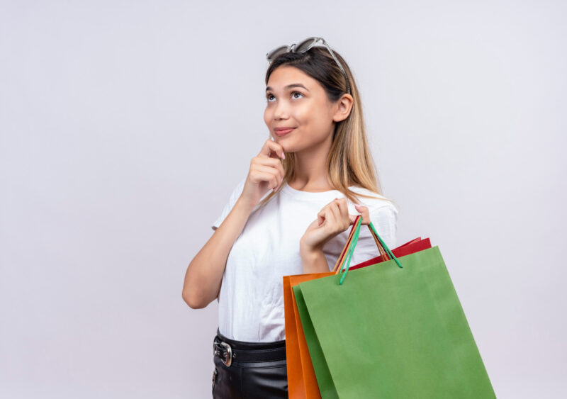 Mujer con bolsas de la compra, sumida en sus pensamientos