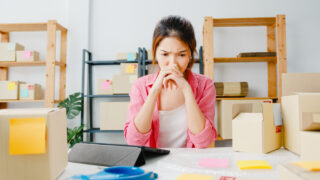 mujer analisando overselling sin hub de integraccion