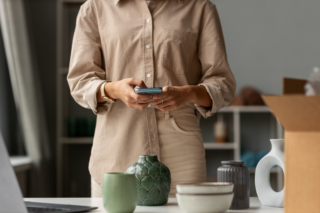mujer tomando una foto de la decoración