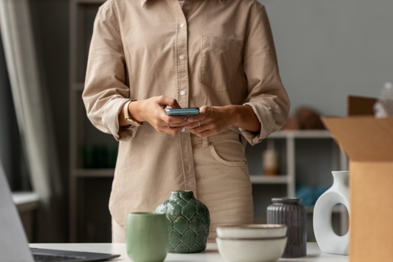 mujer tomando una foto de la decoración