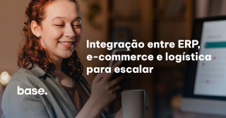 mulher sorrindo para celular