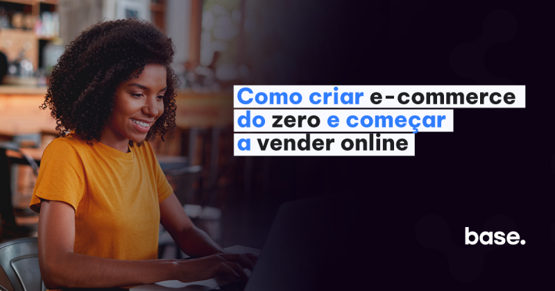 Mulher com blusa amarela em seu computador decidindo como criar um ecommerce do zero para vender online