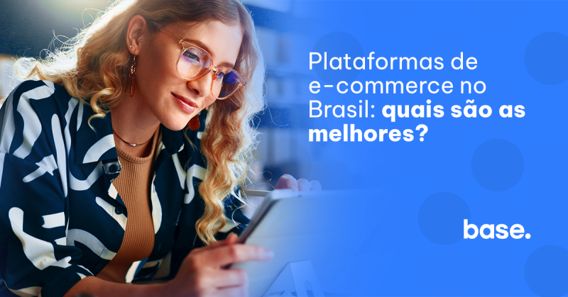 mulher com leve sorriso de boca fechada olhando par ao celular pensando nas: Plataformas de e-commerce no Brasil: quais são as melhores?