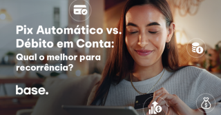 mulher analisando se compra no pix automático ou débito em conta