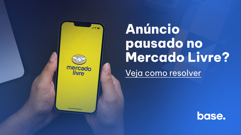 Celular com tela do mercado livre aberta ao lado do título: Anúncio pausado no Mercado Livre? Veja como resolve