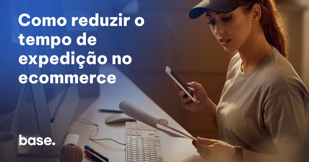 mulher analisando o tempo de expedição em um ecommerce